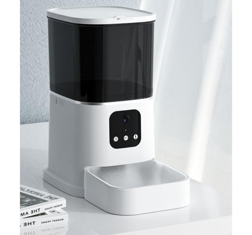 Distributeur de croquettes automatique connecté blanc sur table